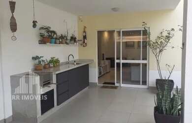 Imagem: A casa em condomínio possui 3 Dormitórios, 2 Banheiros, 4