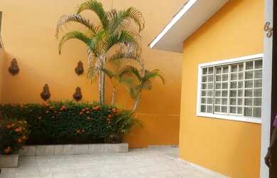 Imagem: A casa possui 3 Dormitórios, 2 Banheiros, 2 Vagas na garagem