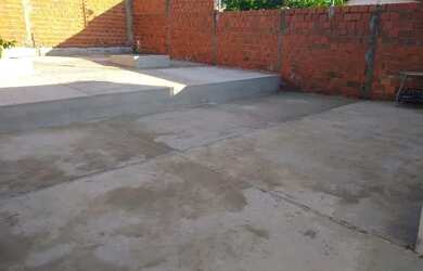 Imagem: A casa possui 3 Dormitórios, 1 Banheiro, 2 Vagas na garagem