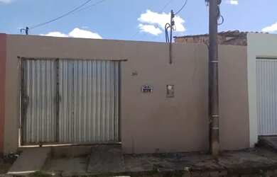 Imagem: A casa possui 2 Dormitórios, 1 Banheiro, 1 Vaga na garagem