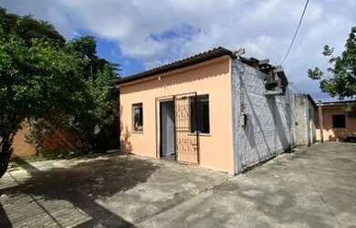 Imagem: A casae possui 4 Dormitórios, 2 Banheiros, 4 Vagas na garagem