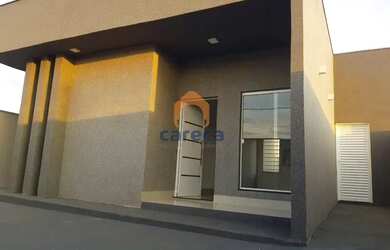 Imagem: A casa possui 3 Dormitórios, 2 Banheiros, 2 Vagas na garagem