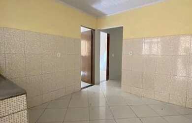 Imagem: A casa possui 3 Dormitórios, 1 Banheiro, 2 Vagas na garagem