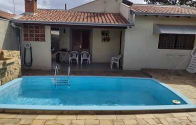 Imagem: A casa possui 4 Dormitórios, 3 Banheiros, 3 Vagas na garagem