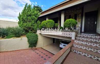 Imagem: A casa possui 4 Dormitórios, 2 Banheiros, 4 Vagas na garagem