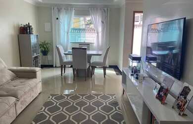 Imagem: A casa possui 3 Dormitórios, 1 Banheiro, 2 Vagas na garagem