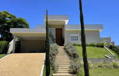 Imagem: A casa em condomínio possui 4 Dormitórios, 5 Banheiros, 3