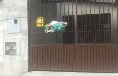 Imagem: A casa possui 1 Dormitório, 1 Banheiro, 1 Vaga na garagem