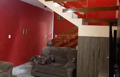 Imagem: A casa possui 3 Dormitórios, 1 Banheiro, 2 Vagas na garagem