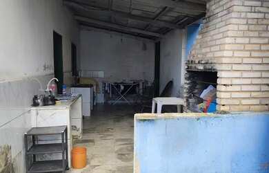 Imagem: A casa possui 3 Dormitórios, 1 Banheiro, 5 Vagas na garagem