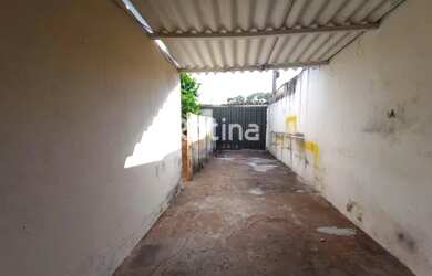 Imagem: A casa possui 3 Dormitórios, 1 Banheiro, 1 Vaga na garagem