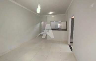 Imagem: A casa possui 2 Dormitórios, 2 Banheiros, 2 Vagas na garagem