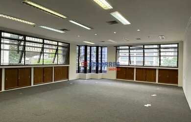 Imagem: O depósito possui 2 Vagas na garagem e 110m² de Área e está