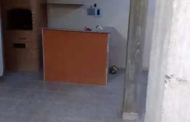 Imagem: A casa possui 3 Dormitórios, 2 Banheiros, 2 Vagas na garagem