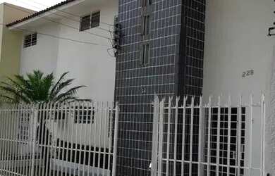 Imagem: A casa possui 4 Dormitórios, 4 Banheiros, 2 Vagas na garagem