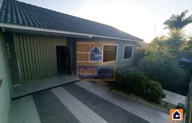 Imagem: A casa possui 3 Dormitórios, 2 Banheiros, 4 Vagas na garagem