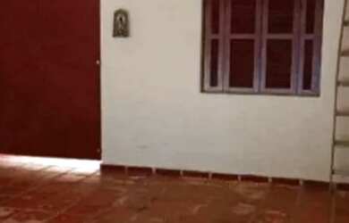 Imagem: A casa possui 2 Dormitórios, 1 Banheiro, 1 Vaga na garagem