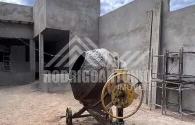 Imagem: A casa possui 3 Dormitórios, 2 Banheiros, 2 Vagas na garagem