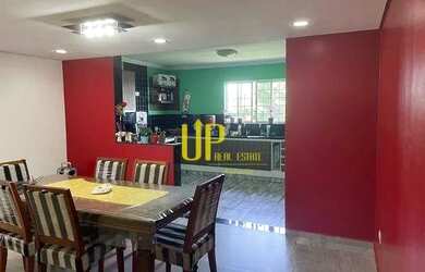 Imagem: A casa possui 3 Dormitórios, 4 Banheiros, 2 Vagas na garagem