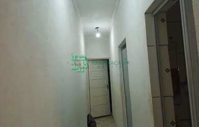 Imagem: A casa possui 2 Dormitórios, 1 Banheiro, 2 Vagas na garagem