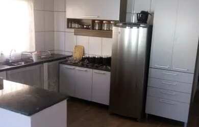 Imagem: A casa à venda possui 2 Dormitórios, 1 Banheiro e 1 Vaga na