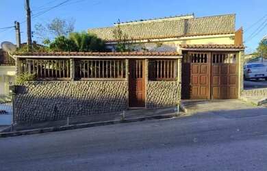 Imagem: A casa possui 3 Dormitórios, 3 Banheiros, 2 Vagas na garagem