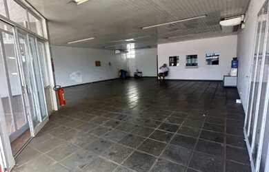 Imagem: O depósito possui 4 Vagas na garagem e 218m² de Área e está