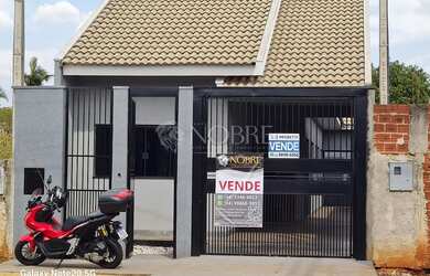 Imagem: A casa possui 3 Dormitórios, 2 Banheiros, 2 Vagas na garagem