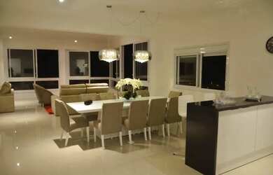 Imagem: O apartamento possui 4 Dormitórios, 1 Banheiro, 4 Vagas na