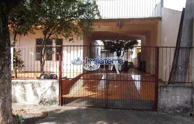 Imagem: A casa possui 5 Dormitórios, 2 Banheiros, 2 Vagas na garagem