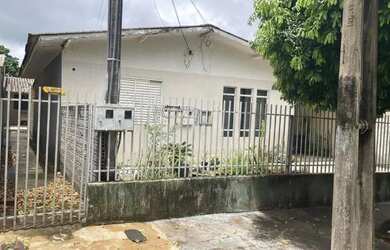 Imagem: A casa possui 2 Dormitórios, 1 Banheiro, 1 Vaga na garagem