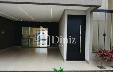 Imagem: A casa possui 3 Dormitórios, 2 Banheiros, 2 Vagas na garagem