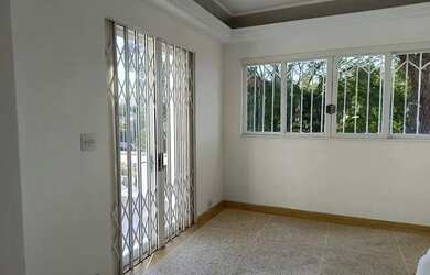 Imagem: A casa possui 4 Dormitórios, 4 Banheiros, 5 Vagas na garagem