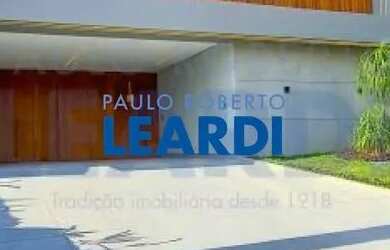 Imagem: A casa em condomínio possui 5 Dormitórios, 5 Banheiros, 4