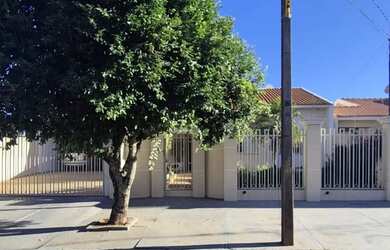 Imagem: A casa possui 3 Dormitórios, 4 Banheiros, 4 Vagas na garagem