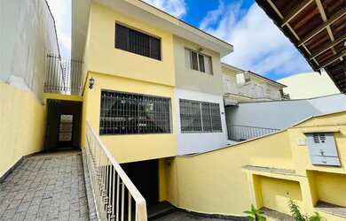 Imagem: A casa possui 3 Dormitórios, 4 Banheiros, 5 Vagas na garagem