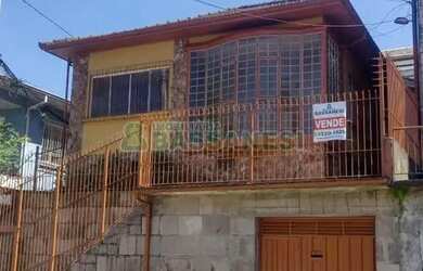 Imagem: A casa possui 3 Dormitórios, 1 Banheiro, 1 Vaga na garagem