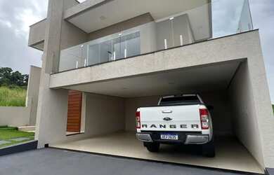 Imagem: A casa em condomínio possui 3 Dormitórios, 4 Banheiros, 2