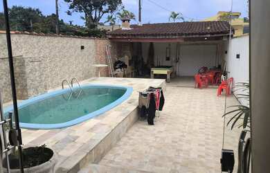 Imagem: A casa possui 2 Dormitórios, Acomodam 10 pessoas, 3 Vagas na