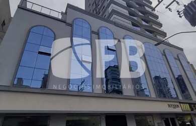 Imagem: O depósito possui 4 Vagas na garagem e 290m² de Área e está