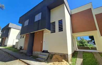 Imagem: A casa possui 3 Dormitórios, 1 Banheiro, 1 Vaga na garagem