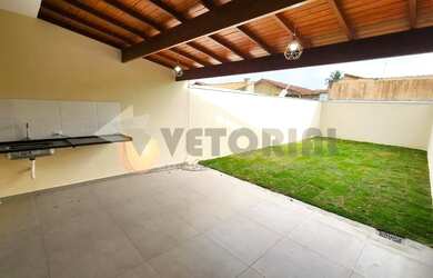 Imagem: A casa possui 3 Dormitórios, 3 Banheiros, 2 Vagas na garagem