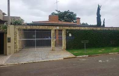 Imagem: A casa possui 4 Dormitórios, 4 Banheiros, 4 Vagas na garagem