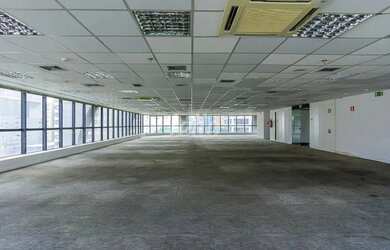 Imagem: O depósito possui 5 Vagas na garagem, 395m² de Área e está