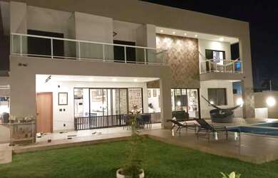 Imagem: A casa possui 3 Dormitórios, 4 Banheiros, 4 Vagas na garagem