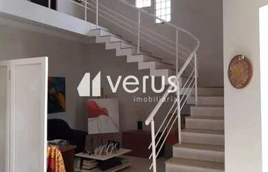 Imagem: A casa possui 4 Dormitórios, 5 Banheiros, 4 Vagas na garagem