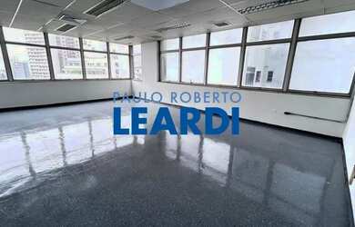 Imagem: O depósito possui 5 Vagas na garagem, 328m² de Área e está