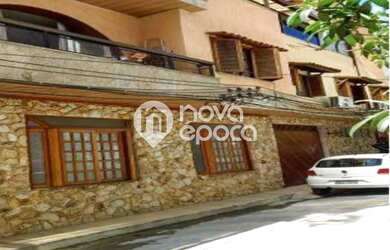 Imagem: A casa possui 5 Dormitórios, 5 Banheiros, 2 Vagas na garagem