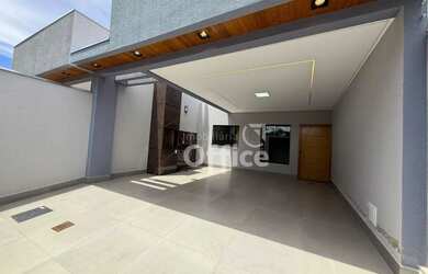 Imagem: A casa possui 3 Dormitórios, 1 Banheiro, 2 Vagas na garagem