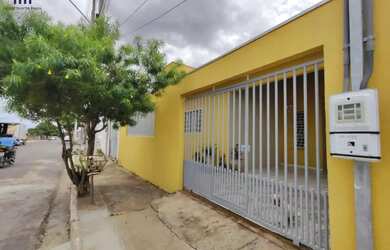 Imagem: A casa possui 3 Dormitórios, 2 Banheiros, 2 Vagas na garagem